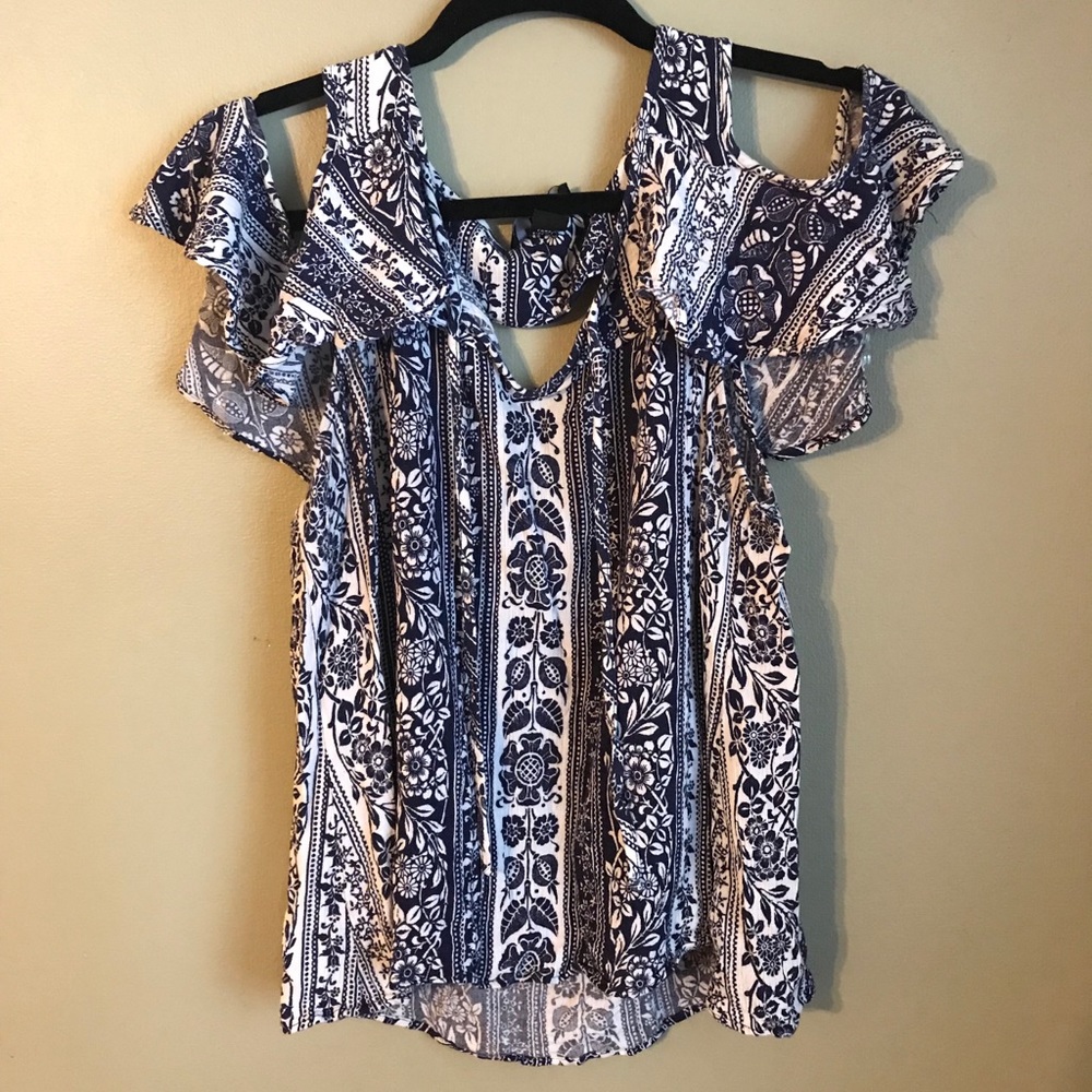 Super cute flowy shirt 💙🌸